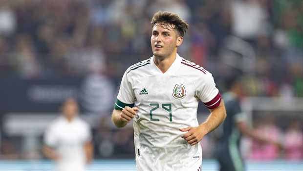 Santi Giménez con el uniforme de México